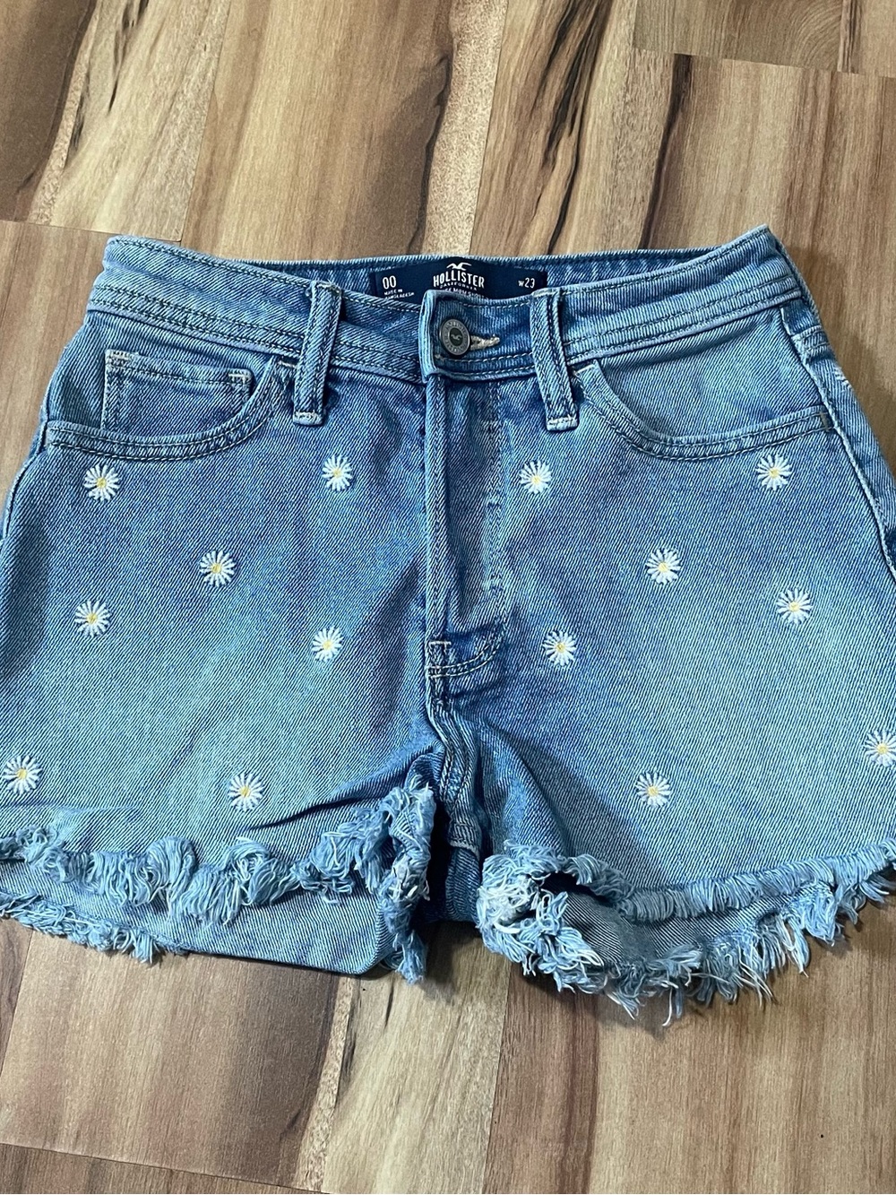 Hollister Daisy Embroidered Denim Mom Shorts Frayed Hem Blue High Rise Size 00